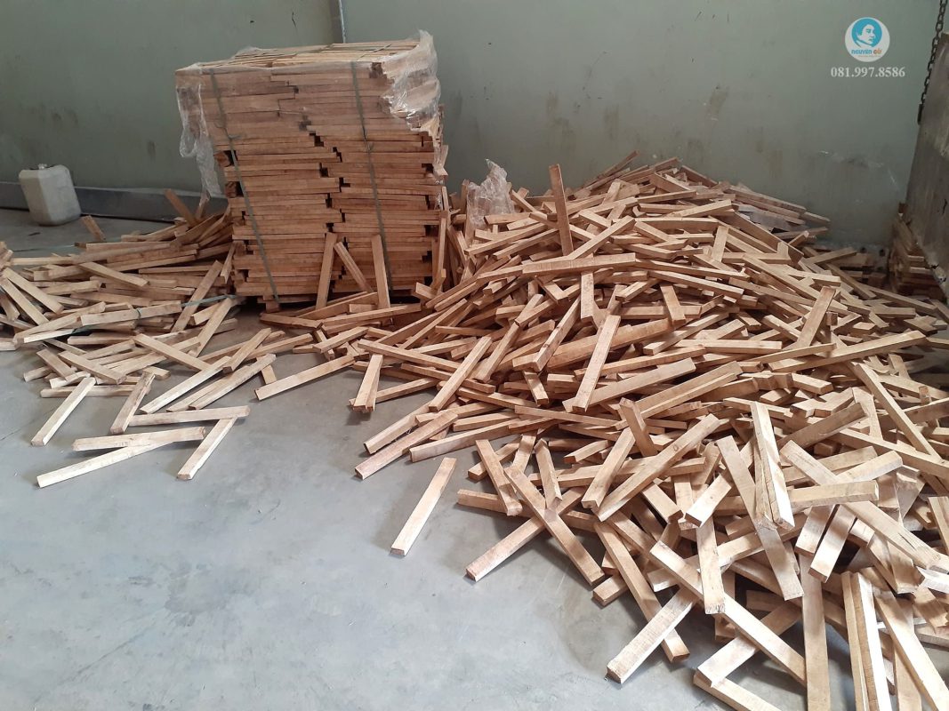 Gỗ cao su xẻ thành từng thanh mỏng rồi đem đi tẩm sấy Gỗ cao su xẻ thành từng thanh mỏng rồi đem đi tẩm sấy