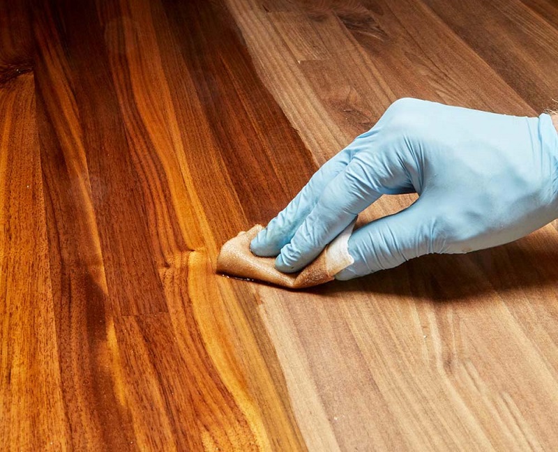 Nên lau bề mặt gỗ bằng khăn mềm, tránh làm tróc lớp sơn của gỗ
